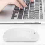 Macで使用中の白いワイヤレスマウス