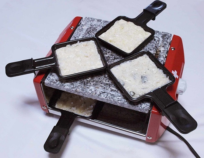 NOUVEL ロースター RACLETTE FOR 4 PERSONSの上段でチーズを溶かしている