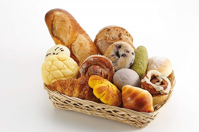 バケットに色々なパンが置いてある
