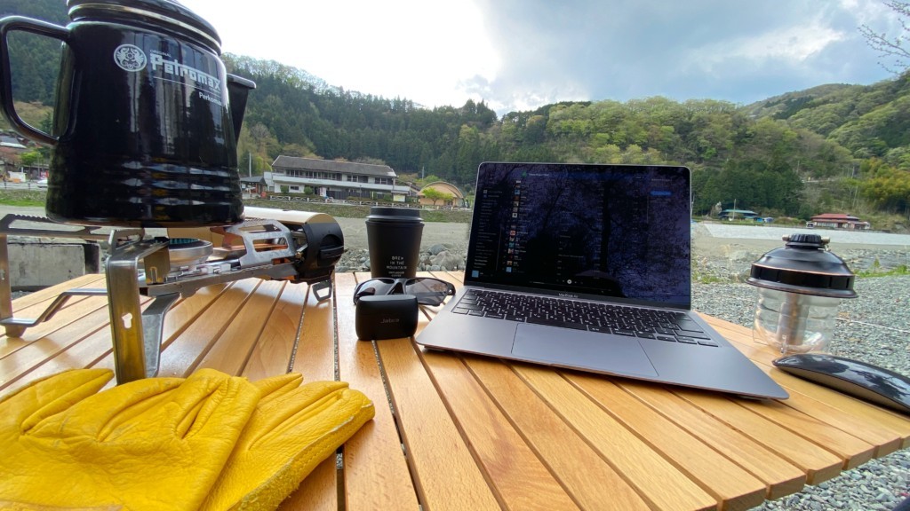 キャンプ川原テーブルの上でMacBookを広げる