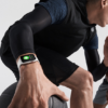 Apple Watch Series 4をしてバスケをする男性