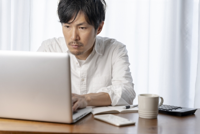 パソコンをする男性