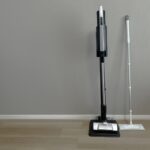 壁に立てかけてある掃除機