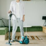 掃除機を書ける男性