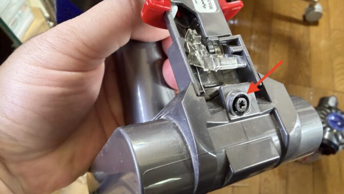 ダストカップ側のネジ