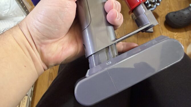 互換バッテリーを装着